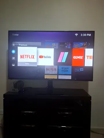Hisense 55 Smart TV with Roku 3 and stand