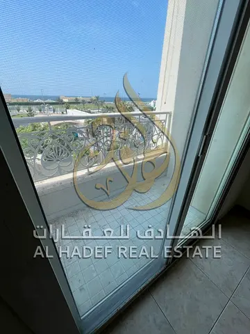 شقة للإيجار في القليعة الشارقة غرفة وصالة إطلالة بحرية جيم ومسبح مجاني شامل البلدية وتصديق العقد دفعات مرنة