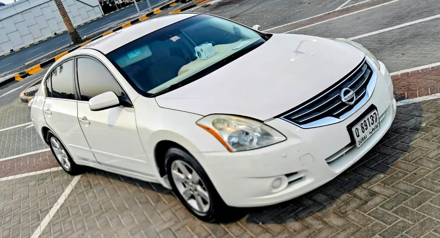 Nissan Altima 2012 — photo 1 of 17