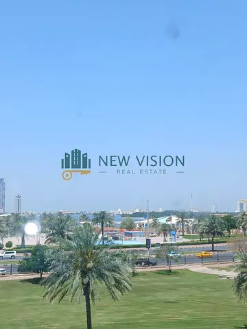 استوديو مميز في المجاز 2 مساحة كبيرة إطلالة بحرية قريب من الخدمات ايجار 23000 درهم سنوي 4 دفعات فرصة رائعة للسكن المريح