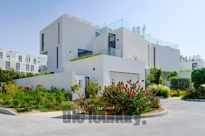 Beautifully Upgraded & Furnished Villa in Chorisia 2 - Corner Plot Directly on The Bay