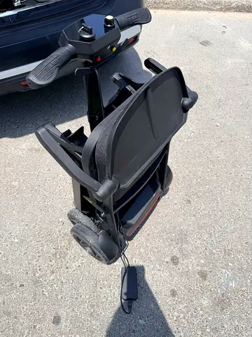 Electric mobility scooter