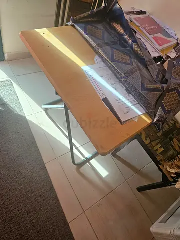 Table with 3 metal chairs