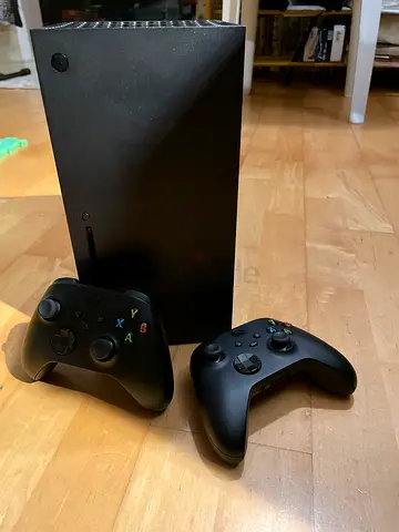 Xbox Series X Forza with 2 Wireless Controllers and a dock for them - amazing condition - negotiable