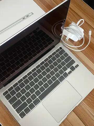 Macbook Air 13 Apple M1 (8gb memory) 256gb SSD