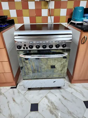 Used freestanding cooker with oven and 4-6 burners - good working condition
