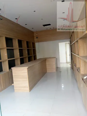محل للايجار مساحة كبيره ميزانين مع مساحة اضافيه تصلح للمخزن مجهز بالكامل موقع ممتاز