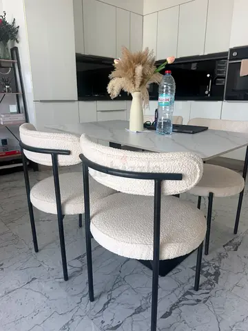 White marble-effect dining table with 4 boucle chairs