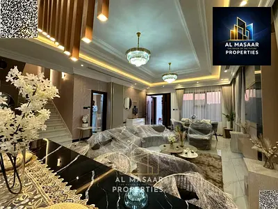 استلم فيلتك المفروشة بالكامل والجاهزة للسكن - تتميز بمساحات داخلية واسعة، وتشطيبات فندقية فاخرة، وتكييف مركزي. ملكية حرة.