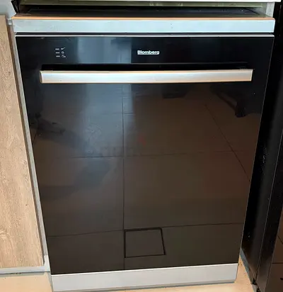 Blomberg Free standing Dishwasher - Black Glass Front