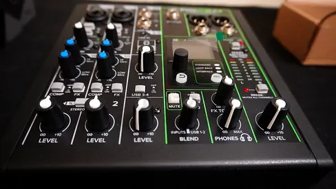 Mackie Pro FX 6v3+ with Bluetooth