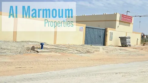 For rent: industrial land with a room, two bathrooms, a kitchen, and a small warehouse. It has electricity and water. The land area is 10,000 square f