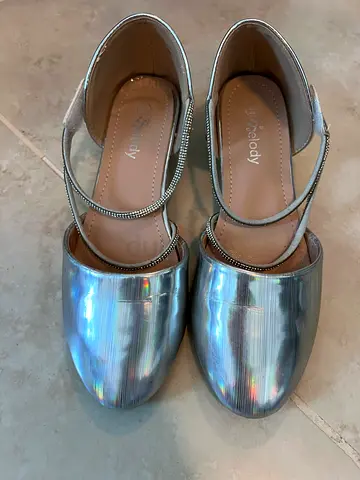 Silver metallic closed-toe flats with ankle strap - size EU 34
