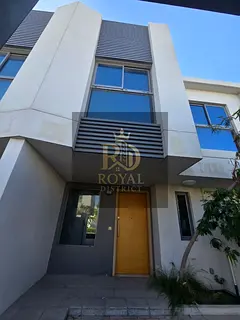 DISTRESS DEAL | 3-BEDROOMS MIDDLE TOWNHOUSE | MODERN DESIGN | STYLISH LAYOUT | ELITE LOCATION