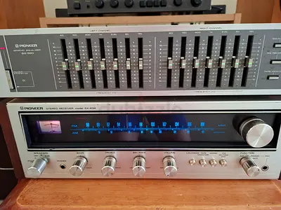 Pioneer sx-434 stereo receiver and Pioneer sg-550 graphic equalizer.