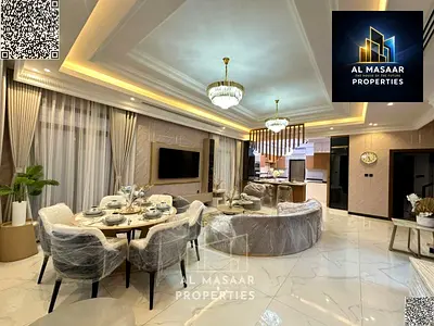 استلم فيلتك المفروشة بالكامل والجاهزة للسكن - تتميز بمساحات داخلية واسعة، وتشطيبات فندقية فاخرة، وتكييف مركزي. ملكية حرة.