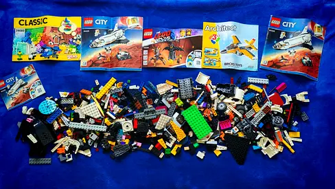 Mixed LEGO pieces lot with instruction booklets (City, Classic, Architecture)