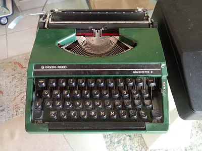 Green Silver-Reed Silverette II Vintage Typewriter - Works well , 1980s