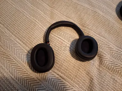 Sony ult wear working but left hinge is broken