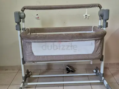 Foldable bedside bassinet / cradle in good condition