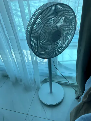 White standing pedestal fan - good working condition