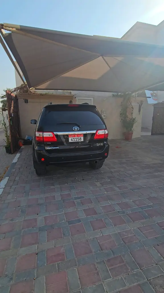 Toyota Fortuner 2011 — photo 1 of 8