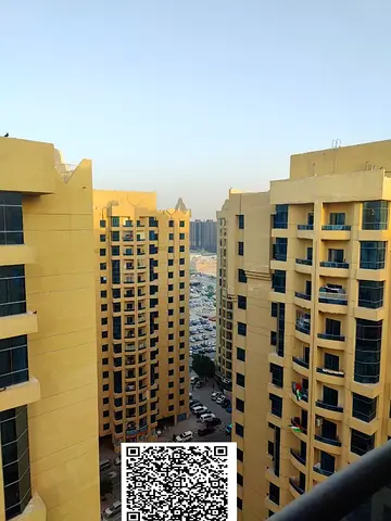 ضخمة 3 غرف نوم + خادمة / 2 ، 366 قدم مربع / موقع متميز / الطابق العلوي مع إطلالة جزئية على البحر / 2 شرفات / تم تجديده / 47 ألف فقط في برج الخور