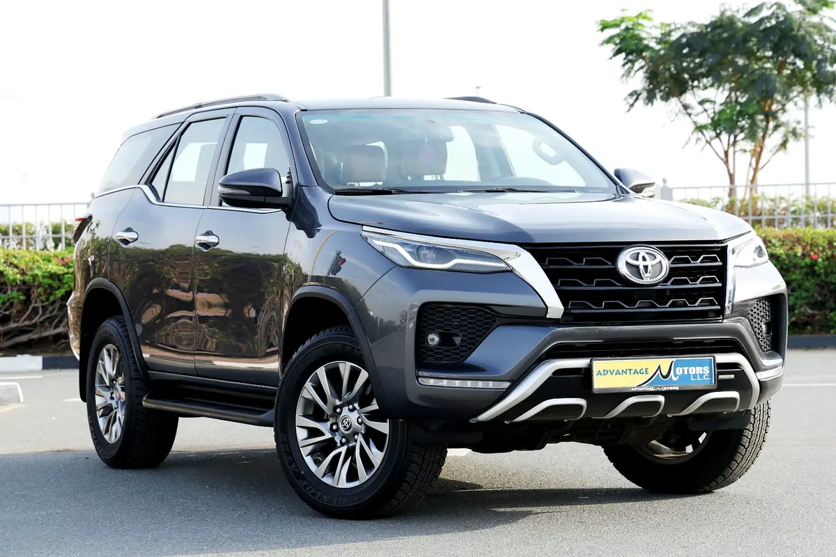 Toyota Fortuner 2022 — photo 1 of 12