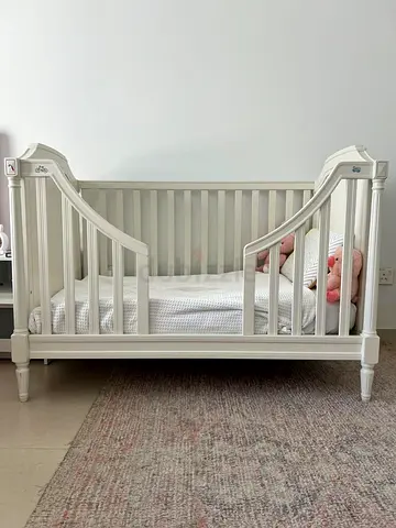 Classic off white Convertible Baby Crib and drawer - Great Condition
