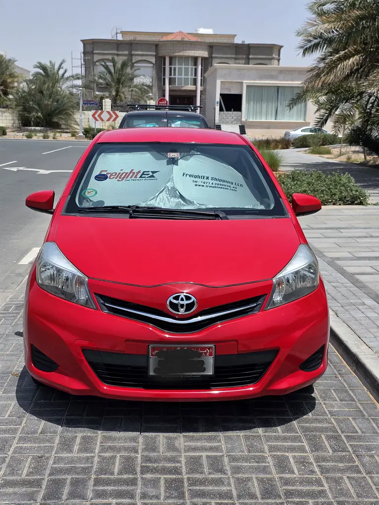 Toyota Yaris 2013 — photo 1 of 12