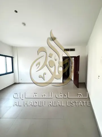 شقة للإيجار في المجاز 2 الشارقة غرفتين وصالة بلكونة مساحة كبيرة 2 حمام موقع مميز قريب من الكورنيش والخدمات دفعات 4