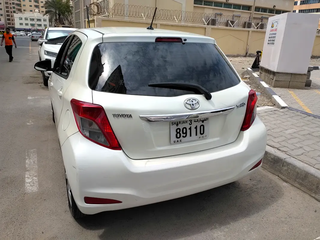 Toyota Yaris 2012 — photo 1 of 9