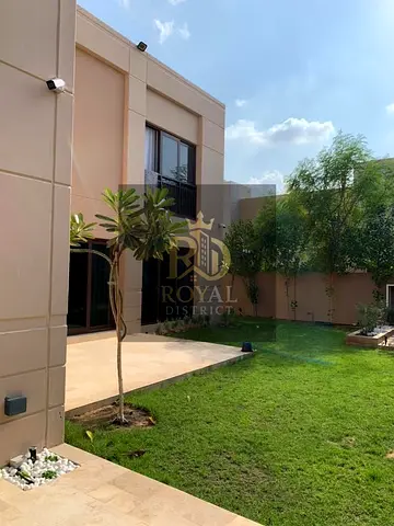 بسعر لقطة | تملك فيلا  زاوية فاخرة مكونة من 5 غرف | بتشطيب فاخر | تصميم عصري |  موقع مميز فى الليلك