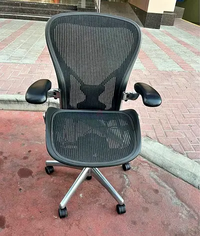 Im selling Herman Miller Areon chair size B and C full loaded available