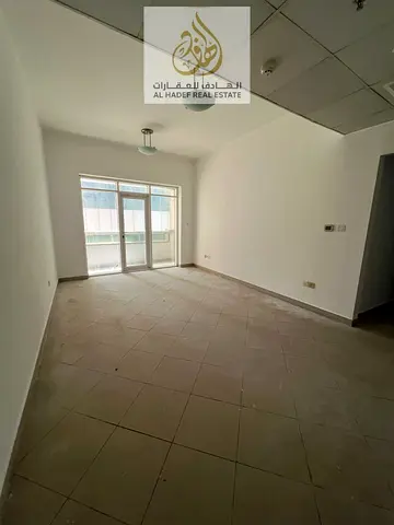 شقة غرفتين وصالة للإيجار في الشارقة المجاز 1 موقع مميز جدًا مع نظام دفع مرن وتأمين مؤجل وقريب من جميع الخدمات