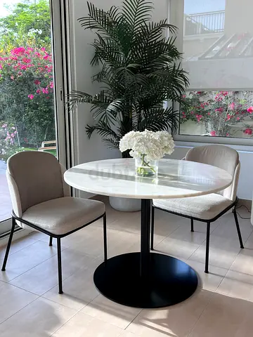 Mood store table and chairs