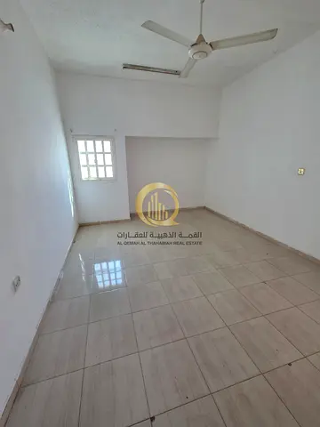 For sale: a traditional house in the Al-Huzanah area. Prime location. Close to all services and on a corner with two streets.