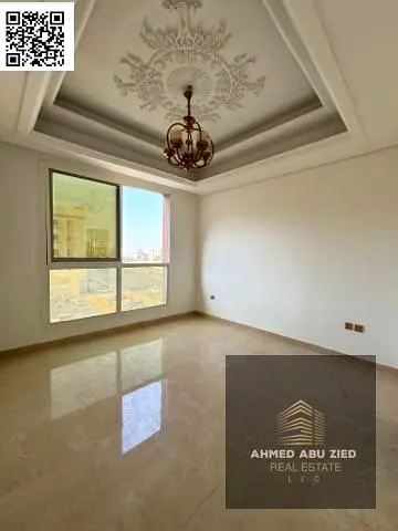 Second-tenant luxury apartment with 2 master bedrooms, very spacious living room, 3 bathrooms, and a practical kitchen. Close to services and transpor