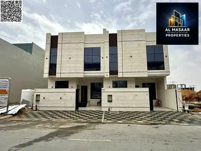 فيلا من طابقين مع تراس على السطح، السعر يشمل رسوم التسجيل والتملك، تقع على الشارع الرئيسي، جاهزة للسكن، في أحد أحياء عجمان.