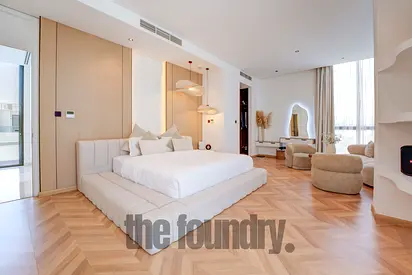 Upgraded & Furnished Villa in Chorisia 2 - Corner Plot Directly on The Bay