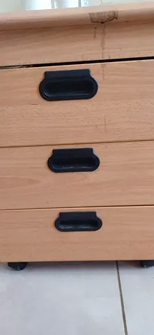 Light Wood 3-Drawer Chest,with wheels / Small Dresser in Good Condition,does not have keys