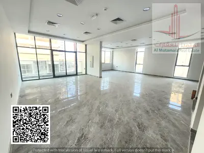 مبنى تجاري للايجار ارضي 3 طوابق.تصلح مطعم او حضانه الموقع في وسط المدارس