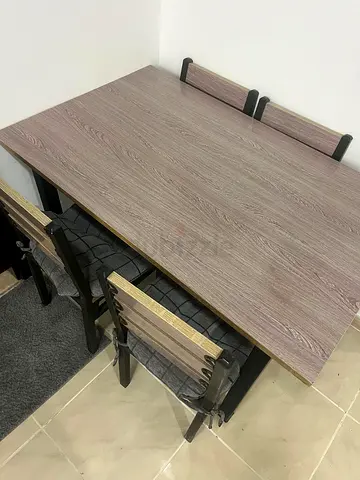 Wood-effect 4-Seater Dining Table