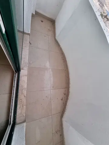 2 بلكونة تكييف مركزي مطبخ منفصل 2 حمام تصميم عملي مساحة مريحة موقع حيوي قريب الخدمات سكن مناسب بسعر جيد