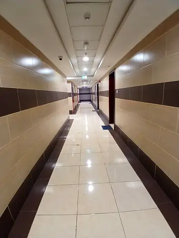 غرفه وصاله مع حمام وبلكونه خزائن بالحائط