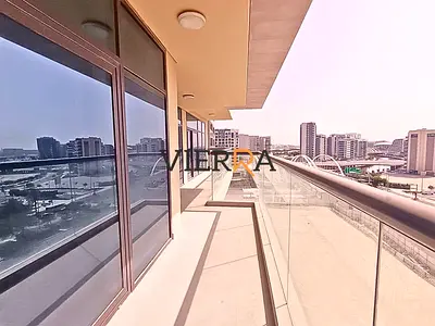 شقة فاخرة بغرفتي نوم + غرفة خادمة | إطلالة رائعة | شاغرة