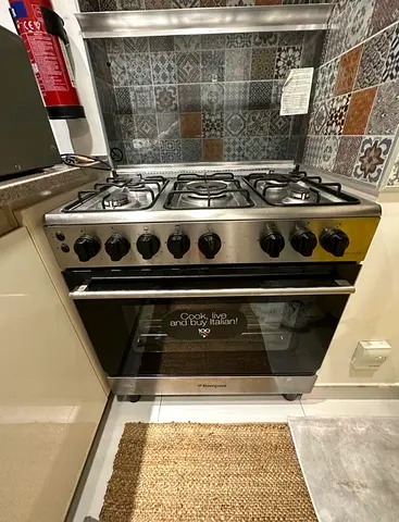Whirlpool 5-Burner Gas Cooker with Oven - Good Condition