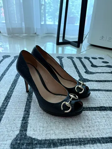 Authentic Gucci pumps 
Very good condition 
Size 36 1/2