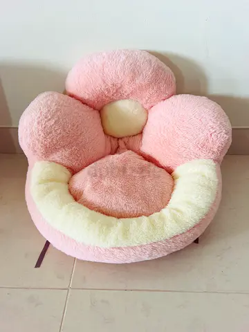 Soft Pink Flower-Shaped Pet Bed - Small