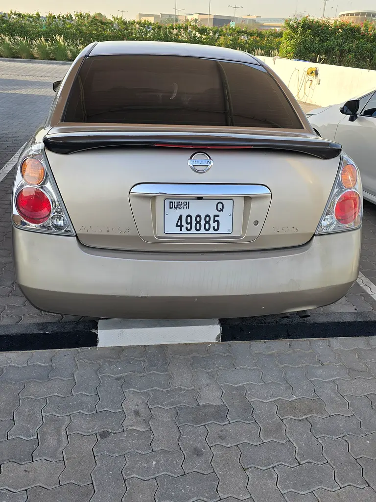Nissan Altima 2005 — photo 1 of 11